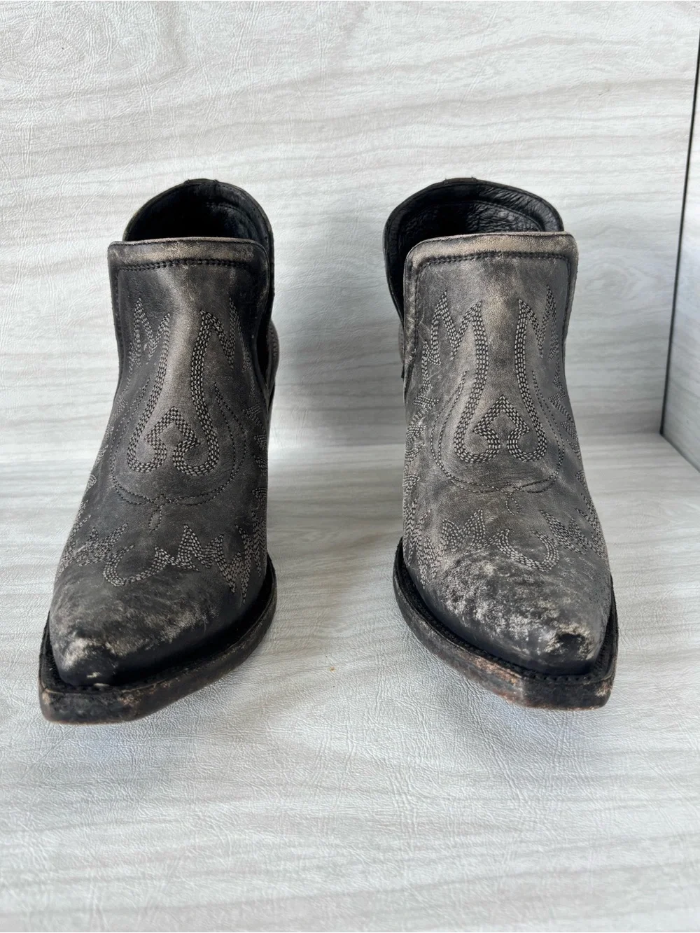 With Box Ariat Women’s Western Boots - naturally distressed black booties size 8 - Picture 16 of 16